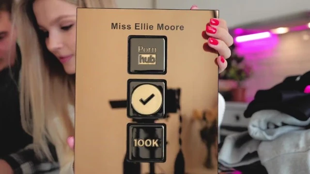 Influenceuse XXX célèbre 100K abonnés avec une vidéo torride - Déballage sexy et scènes porno inédites