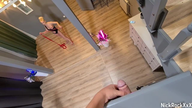 Gymnaste souple baisée en anal intense avant son concert - Scène hardcore exclusive