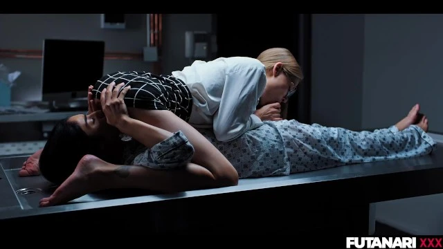 Futa chaude baise des filles et éjacule un jet de sperme intense