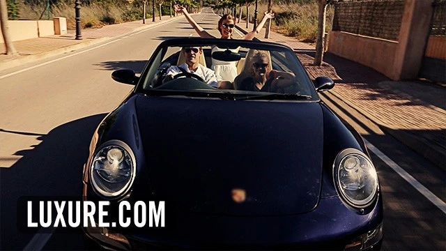 Trio torride blonde et rousse dans une villa luxueuse