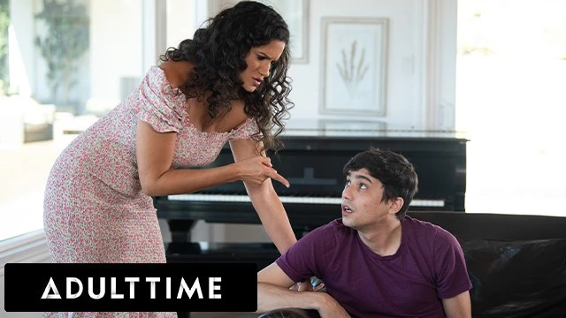 Penny Barber donne une leçon d’espagnol coquine à son beau-fils