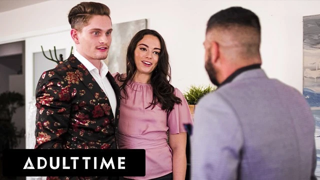 Patron bisexuel offre un soin du visage torride à son assistante coquine