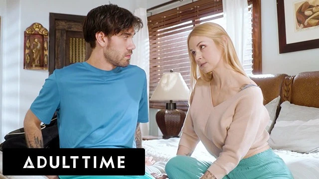 带有大乳房的婆婆莎拉·范德拉（Sarah Vandella）启动了她的处女继子