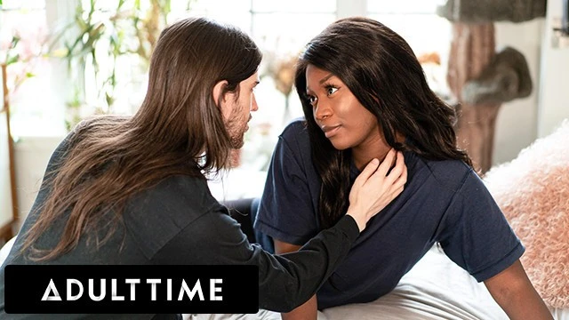 Trans dominatrice Vanniall sodomise un mec en pleine branlette