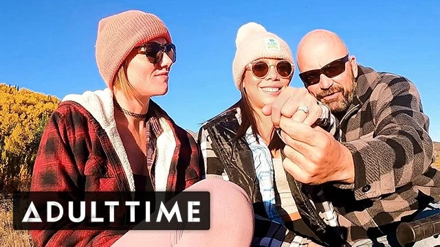 Massage chaud au sauna entre filles polyamoureuses sexy - POV