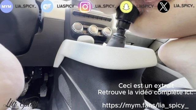 Intense insertion of gear lever in the hardcore anus