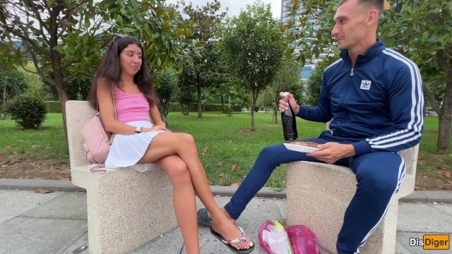 Jeune fille modeste séduite par un inconnu pour un verre et plus