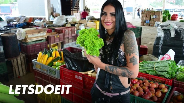 Melina Zapata, brune mature, sodomisée en levrette intense