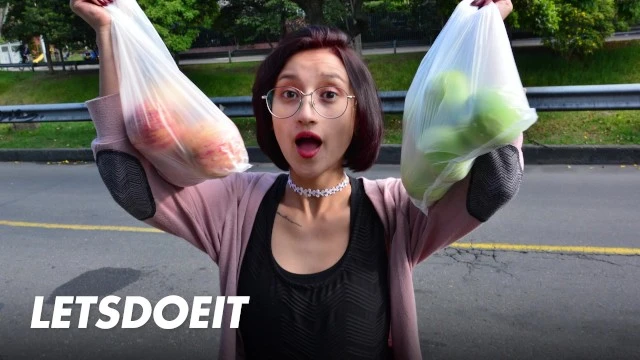 "MILF Luna Castillo enchaîne les orgasmes intenses sans relâche"