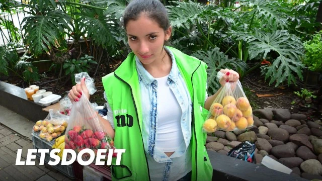 MILF amateur Mary Gomez prend un facial intense après sexe brûlant