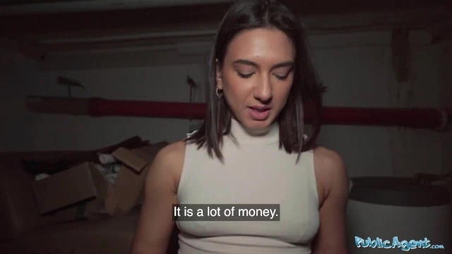 El alumno morena disfruta intensamente en una gran polla