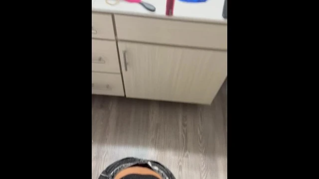 Étudiante coquine suce en cachette après refus d’entrée en boîte