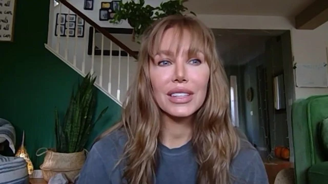 "Nicole Aniston dans Skinfluencer 007 de Tanya Tate, scène torride"