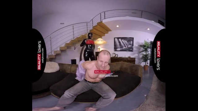 Blonde en latex chaud se déchaîne - RealityLovers