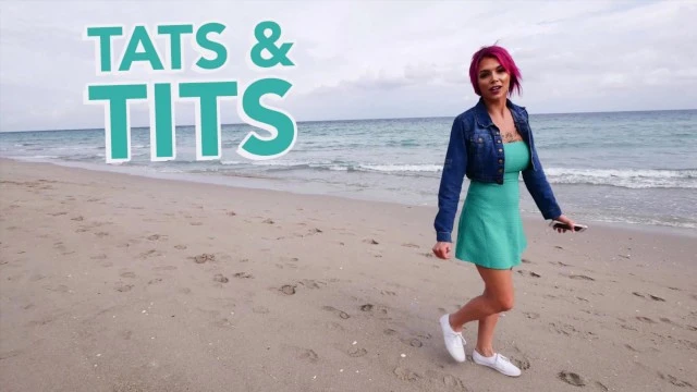 "Anna Bell Peaks, tatouée aux gros seins, baise son fan passionnément"