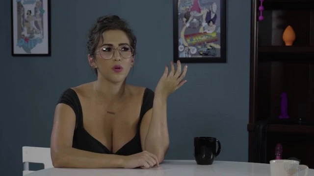 April O'Neil explore une star du porno en émission spéciale