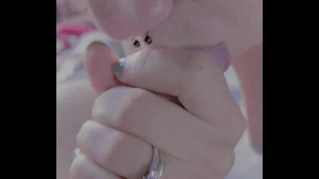 "Lesbiennes mariées explorent l'action ou vérité avec fellation hardcore"