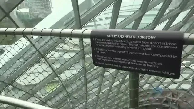 "Piper Perri suce une énorme bite et prend un creampie chaud"