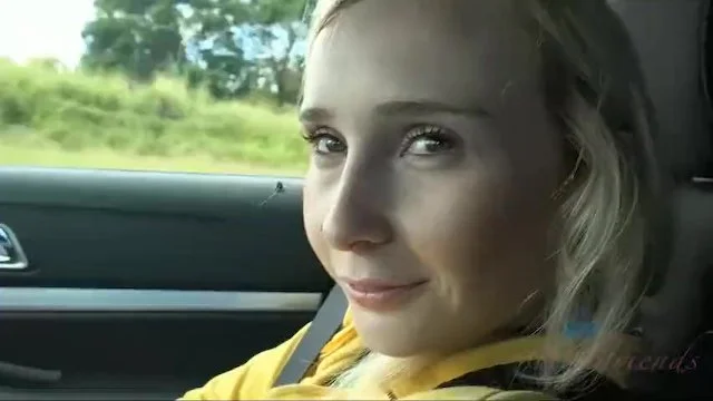 Peyton Coast baise passionnément et prend du sperme chaud dans sa chatte