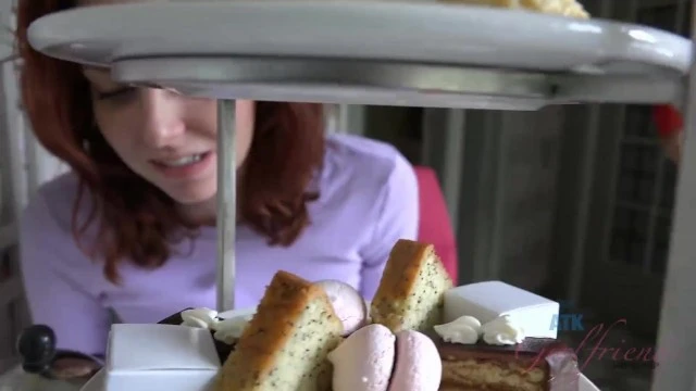 Emma jouit d'un creampie intense qu'elle expulse avec passion