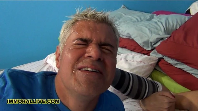 Gros seins salope éjacule sur son visage en HD