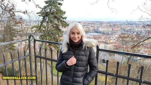 "Papa Dan surprend son beau-fils avec une ado blonde obsédée"