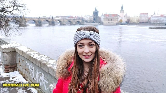 Isabella De Laa séduit beau-père et beau-fils pour triple éjaculation