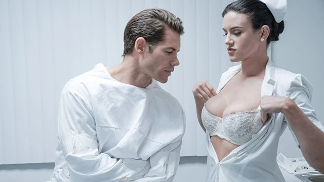 Infirmière coquine aux gros seins baise un patient sur la table médicale