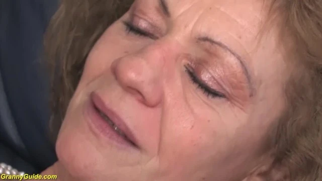 "Mamie baise anal hard pour la première fois"