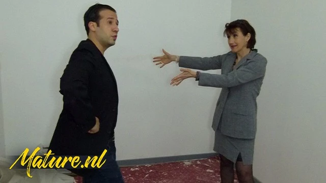 Sophie Pasteur, mature experte, séduite par son propriétaire coquin