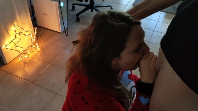 "Mère Noël suce une grosse bite avec passion – Scène torride"