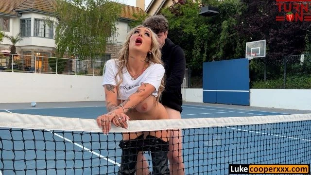 "Jaz Jizzes, star OnlyFans aux gros seins, baise chaude sur podcast VIP"