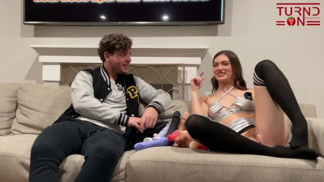 Katie, la voisine, s'amuse avec des jouets géants intenses