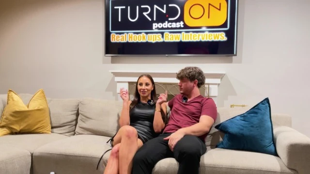 MILF Melissa Stratton baise son fan en hard après podcast