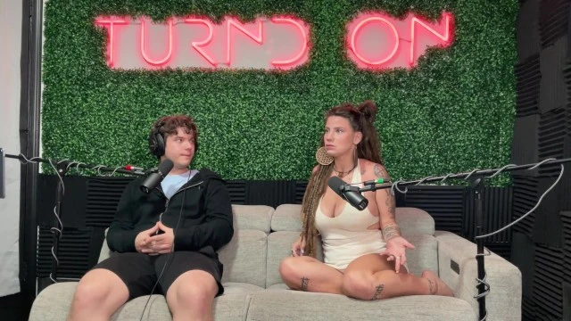 Indica Flower : Gros seins naturels en action sur OnlyFans