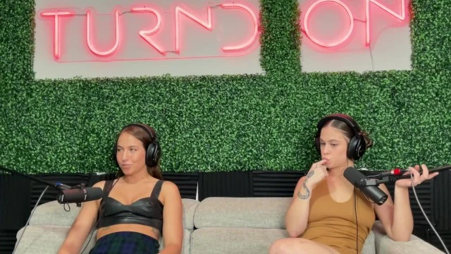 "Josie Tucker et Violet Reign : Dirty Talk intense, trous béants, sexe hardcore"