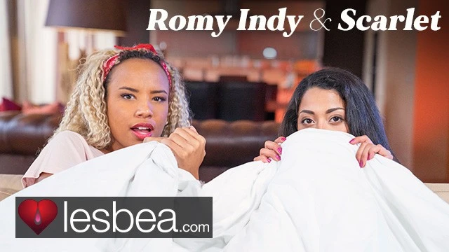 "Romy Indy et Scarlet Rebel - Scène lesbienne torride après le cinéma"