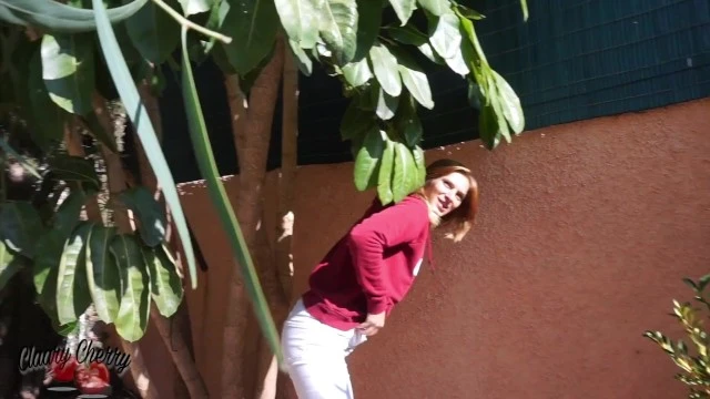 PEE EXTREME: esplosione della vescica nel giardino del vicino