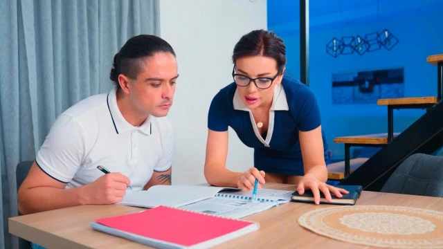 Prof sexy surprend étudiante en pleine branlette sur ses photos