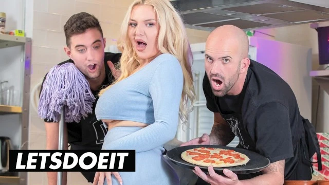 MILF Miss Jackson sodomisée par des mecs à gros bites – Vidéo chaude