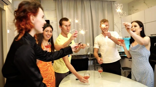 "Orgie étudiante torride pour célébrer le Nouvel An"