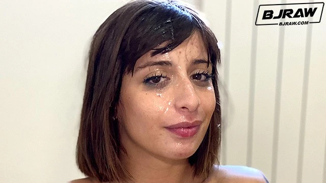 Silvia Soprano baise passionnément avec ses lèvres gourmandes