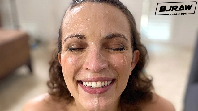 "Lily Love suce avec talent et passion - Pipe intense et excitante"