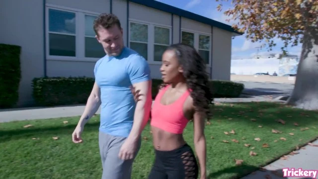 Demi Sutra trompée par un inconnu dans une scène torride