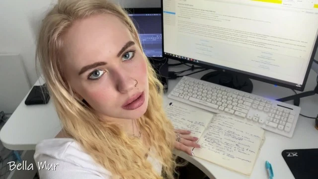 Séduisante écolière offre tout pour une excellente note