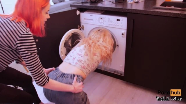 Demi-sœur coquine enlève ses vêtements devant moi