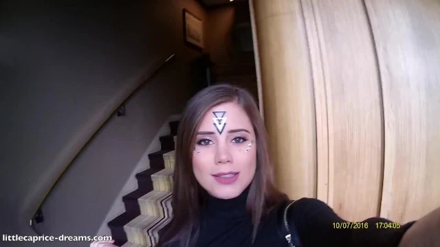 Petite Caprice pipe hardcore à l'hôtel - Scène torride près de la réception