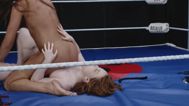 Teen Lottie Magne vs Lara Lee - Sexfight intense pour humiliation totale