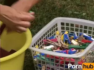 MILF con il seno grosso gode in giardino - scena calda