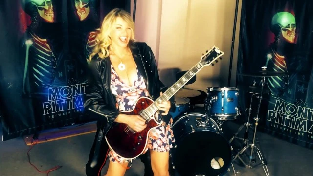 "Pornstar apprend la guitare avec un dieu du rock - Scène torride"